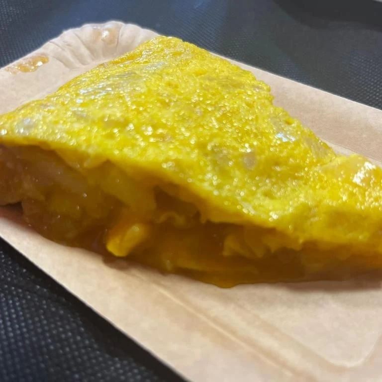 Uno de los platos más tradicionales en España es la tortilla de patatas, una receta que se hace en todas las casas