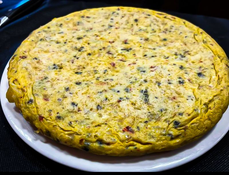 Uno de los platos más tradicionales en España es la tortilla de patatas, una receta que se hace en todas las casas